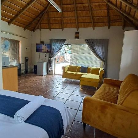 28 At Van Den Bos International Guesthouse Edenvale Bagian luar foto