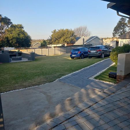 28 At Van Den Bos International Guesthouse Edenvale Bagian luar foto
