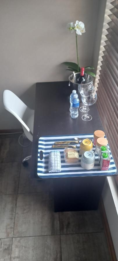 28 At Van Den Bos International Guesthouse Edenvale Bagian luar foto