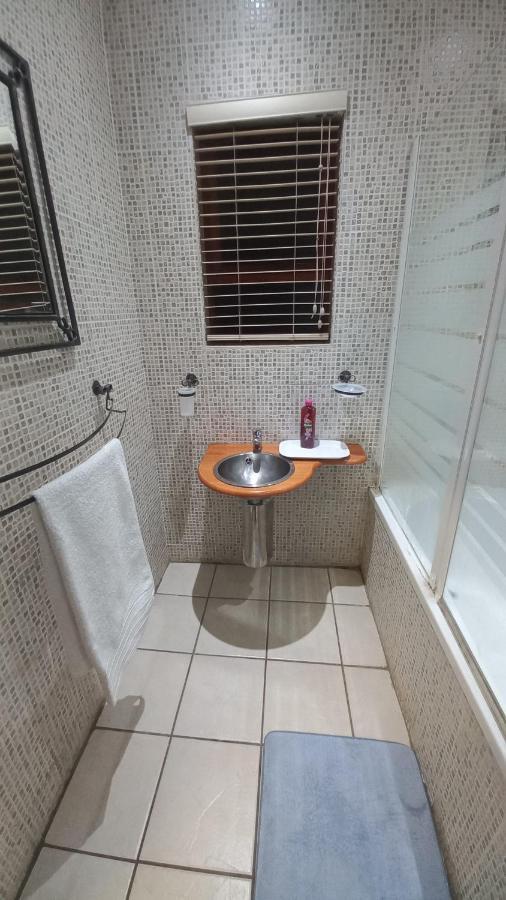 28 At Van Den Bos International Guesthouse Edenvale Bagian luar foto