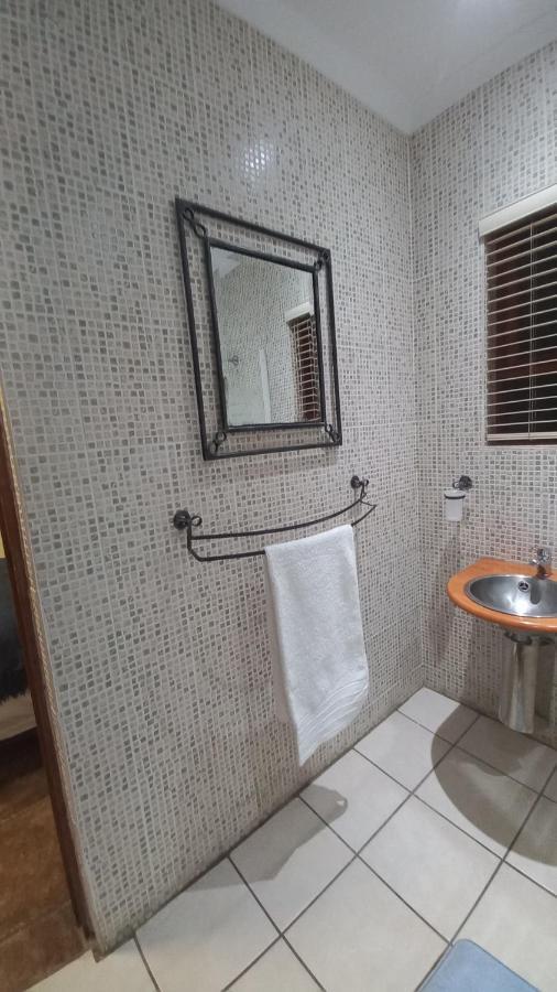 28 At Van Den Bos International Guesthouse Edenvale Bagian luar foto