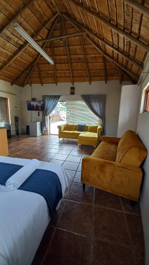 28 At Van Den Bos International Guesthouse Edenvale Bagian luar foto