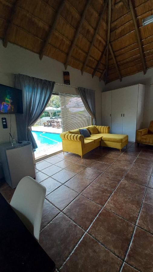 28 At Van Den Bos International Guesthouse Edenvale Bagian luar foto