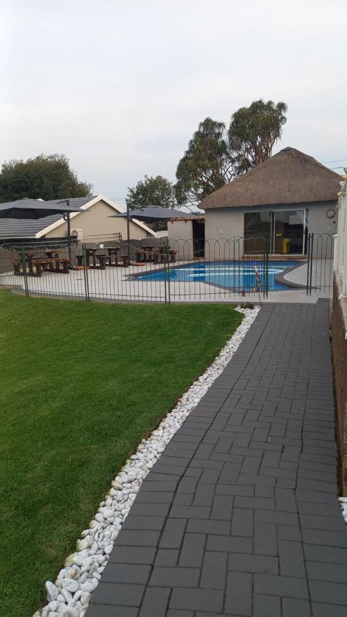 28 At Van Den Bos International Guesthouse Edenvale Bagian luar foto