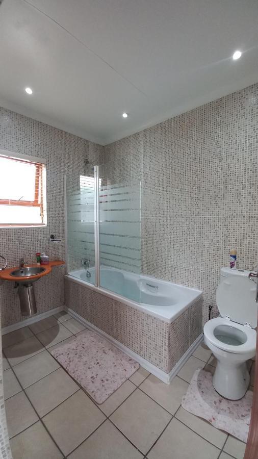 28 At Van Den Bos International Guesthouse Edenvale Bagian luar foto