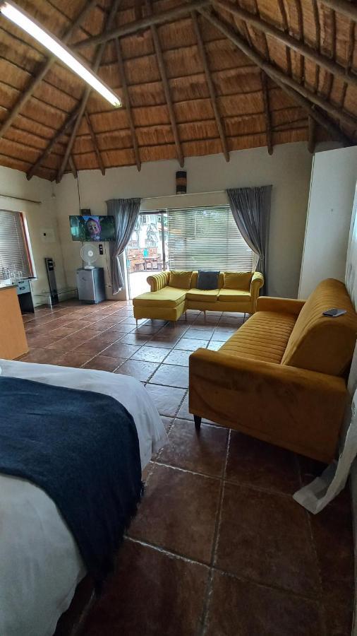 28 At Van Den Bos International Guesthouse Edenvale Bagian luar foto