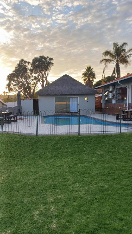 28 At Van Den Bos International Guesthouse Edenvale Bagian luar foto