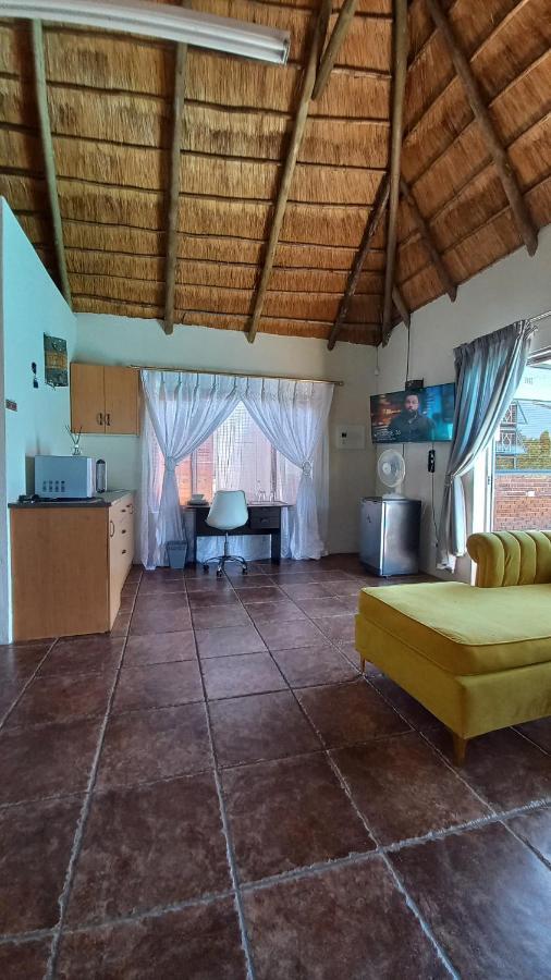 28 At Van Den Bos International Guesthouse Edenvale Bagian luar foto