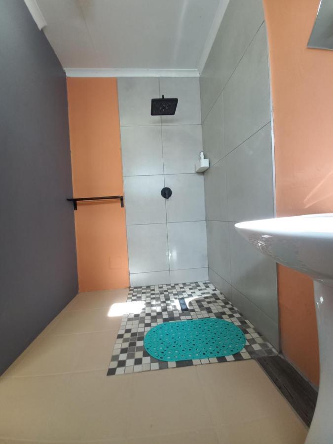 28 At Van Den Bos International Guesthouse Edenvale Bagian luar foto