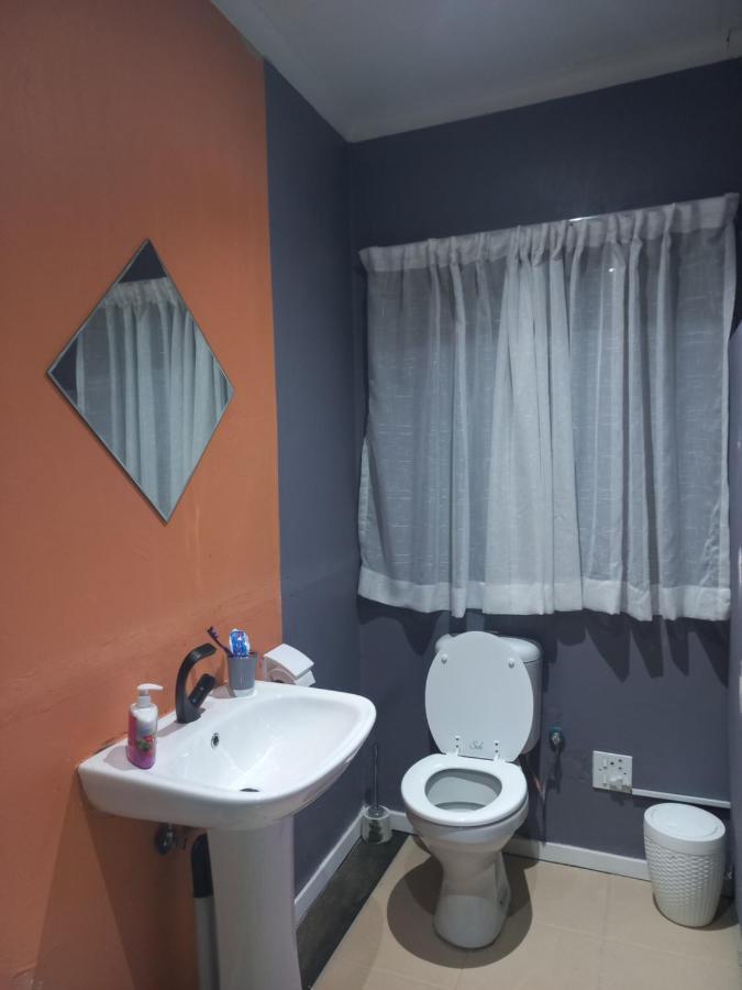 28 At Van Den Bos International Guesthouse Edenvale Bagian luar foto