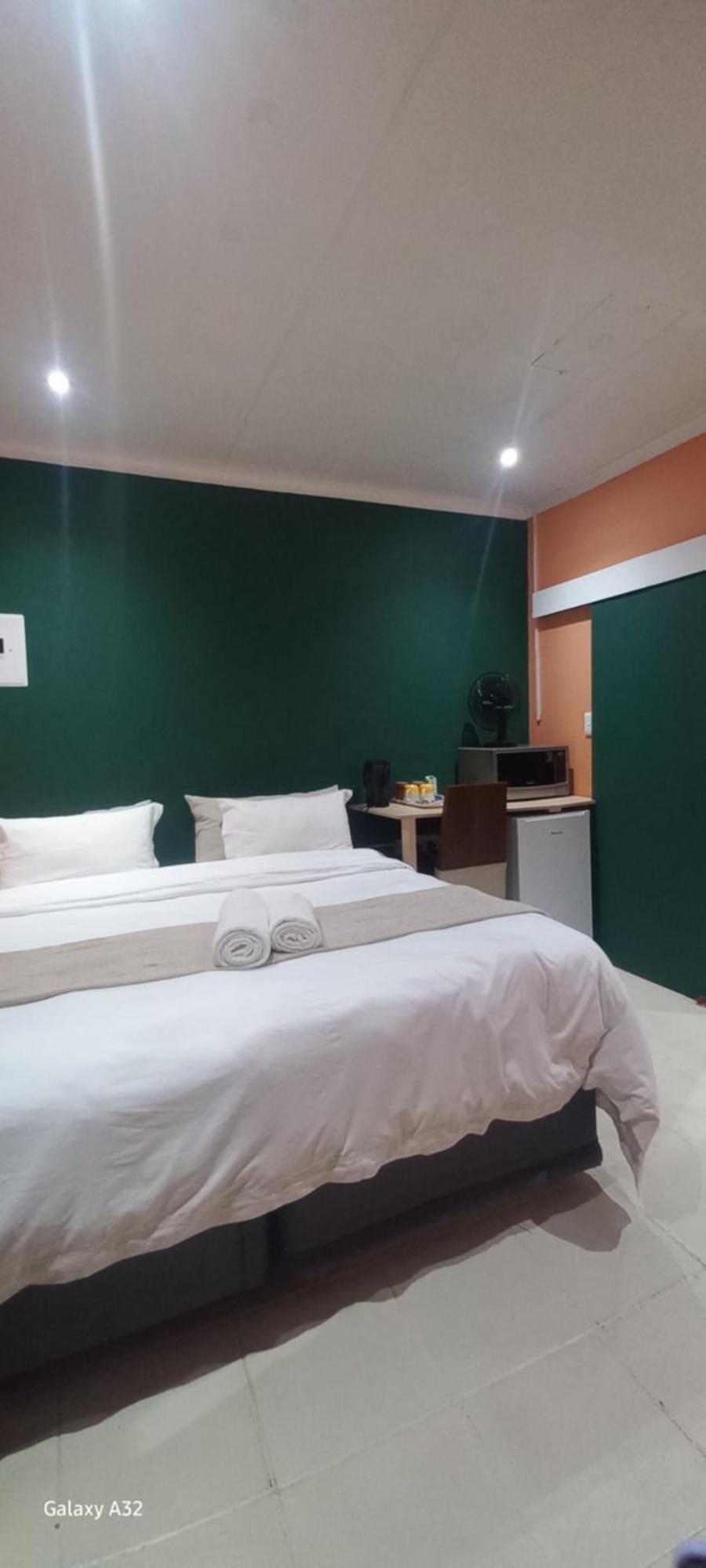 28 At Van Den Bos International Guesthouse Edenvale Bagian luar foto